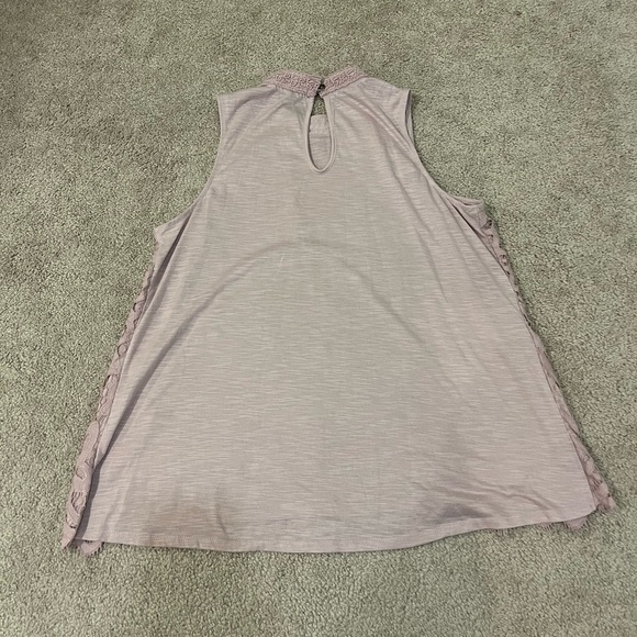 Rewind Lace Sleeveless Top - Picture 6 of 6